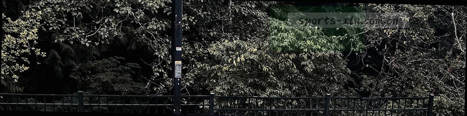 夜间看台的抽象灯光与雾化纹理，光线沿斜线穿过空置座席